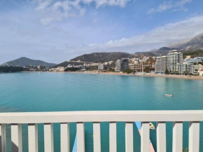 Top floor with stunning seaview, first line
